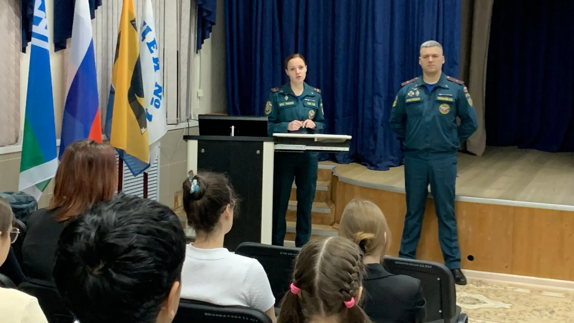 Встреча с героями нашего времени: старшеклассникам рассказали о службе в МЧС